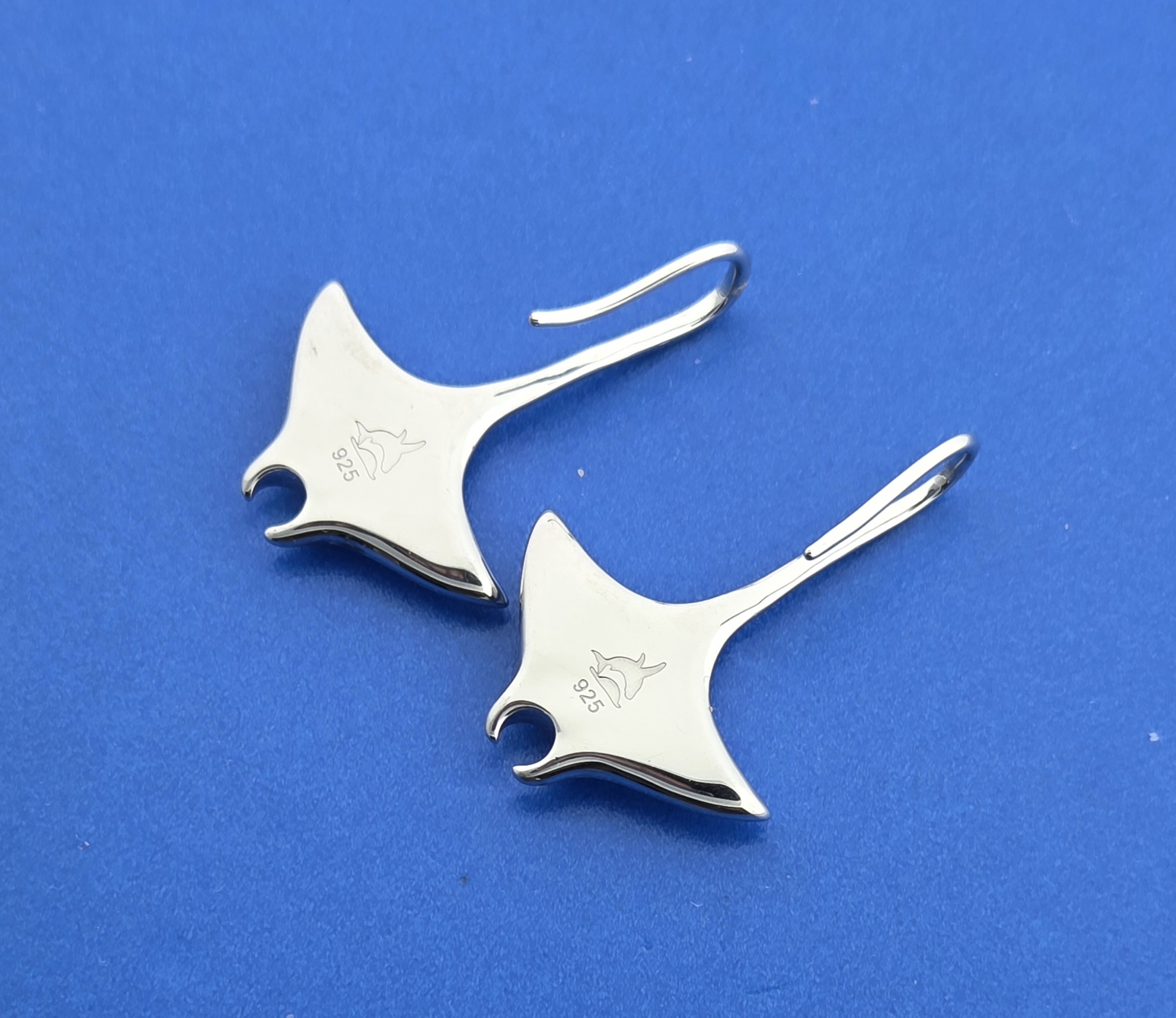 Alamea Manta Ray Earrings, Larimar & Sterling Silver 5 Alamea Manta Ray Earrings, Larimar & Sterling Silver - Image 5