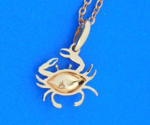 alamea 14k rose gold crab pendant