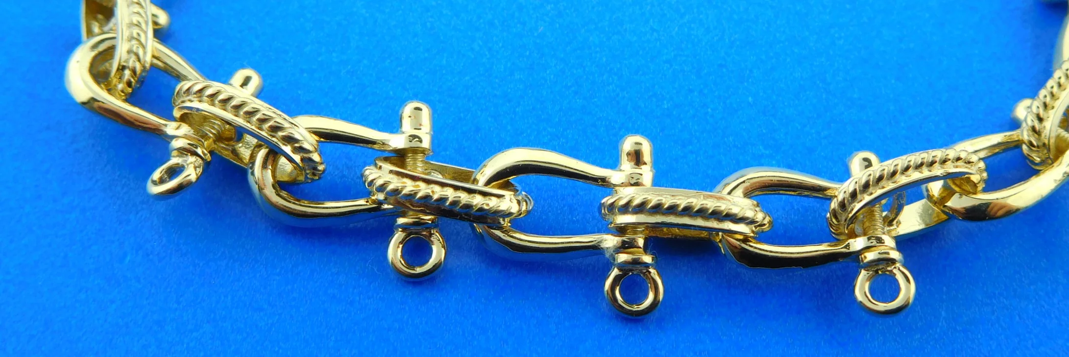 14k yellow gold shackle bracelet