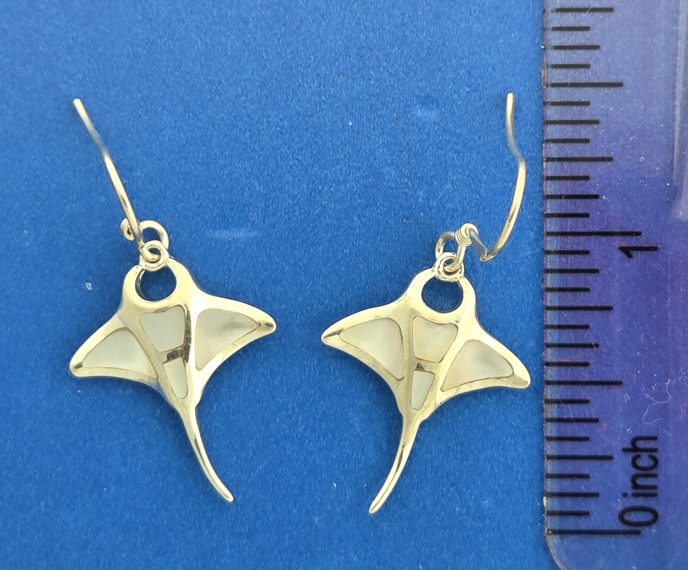 Alamea Manta Ray Dangle Earrings, Sterling Silver & Mother of Pearl 5 Alamea Manta Ray Dangle Earrings, Sterling Silver & Mother of Pearl - Image 5