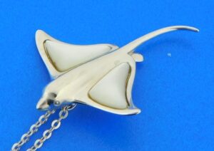 sterling silver stingray mother of pearl pendant