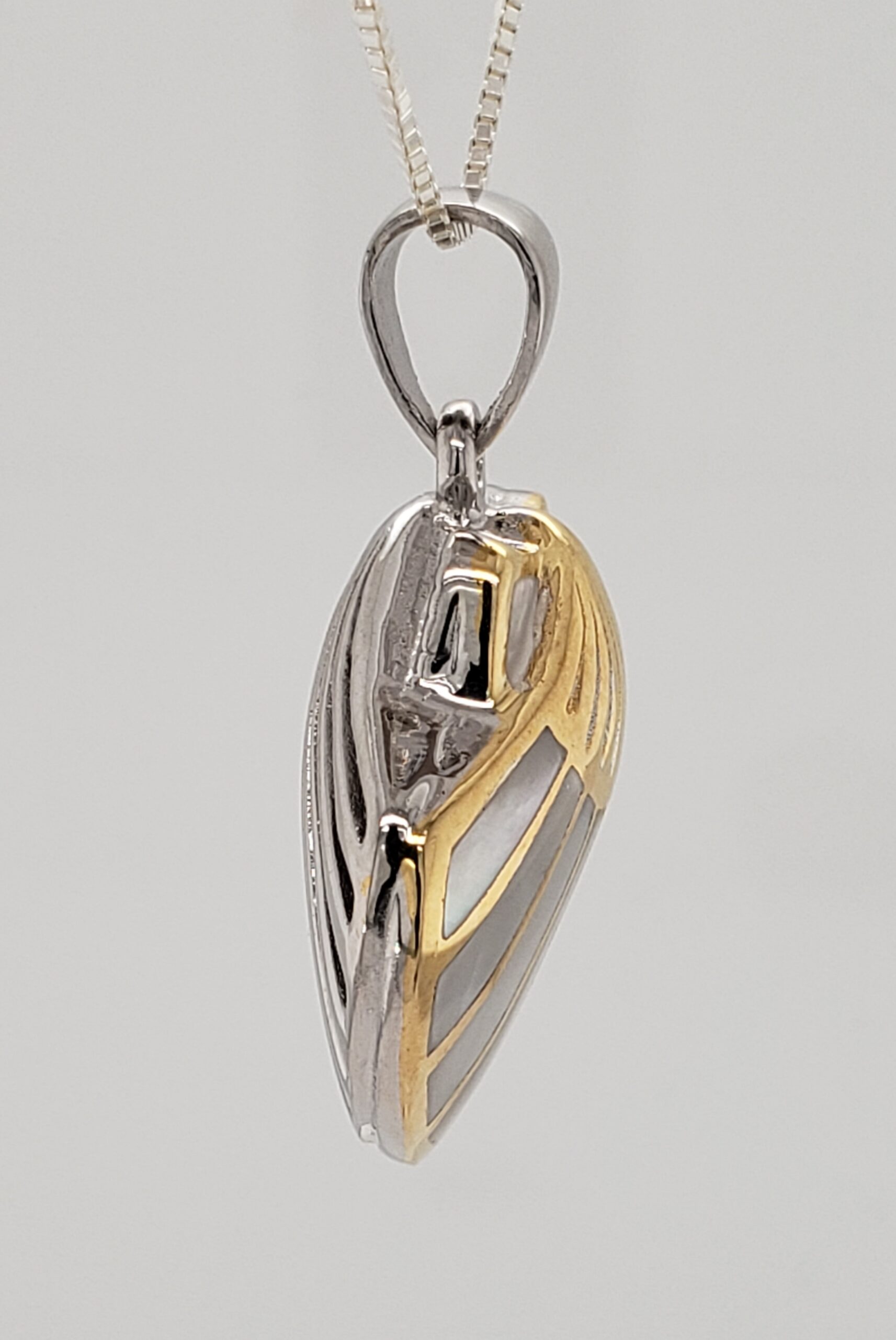 Kovel Scallop Shell Pendant, Sterling Silver & Mother of Pearl 7 Kovel Scallop Shell Pendant, Sterling Silver & Mother of Pearl - Image 7